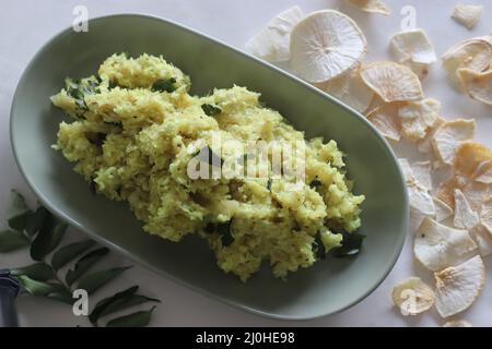 La caspava sèche ou le tapioca sec en purée. Faire bouillir le tapioca sec et trempé et l'écraser avec un mélange de noix de coco râpée, échalotes, piments, curcuma et lée de curry Banque D'Images