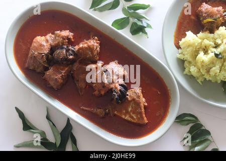 Curry de maquereau préparé dans le style du Kerala central avec des piments rouges et du tamarin Malabar. Prise de vue sur fond blanc. Banque D'Images