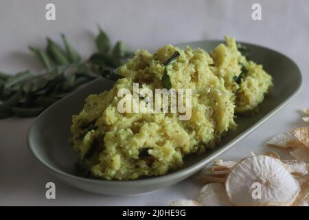 La caspava sèche ou le tapioca sec en purée. Faire bouillir le tapioca sec et trempé et l'écraser avec un mélange de noix de coco râpée, échalotes, piments, curcuma et lée de curry Banque D'Images