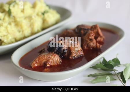Curry de maquereau préparé dans le style du Kerala central avec des piments rouges et du tamarin Malabar. Servi avec de la calava séchée ou du tapioca sec avec du coconu râpé Banque D'Images