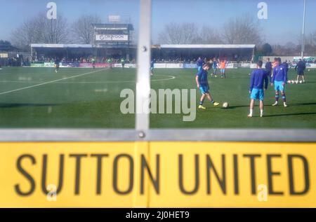 Les joueurs de Tranmere Rovers se réchauffent sur le terrain avant le match de la Sky Bet League Two au terrain de sport de Borough, Sutton. Date de la photo: Samedi 19 mars 2022. Banque D'Images