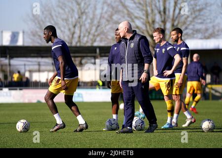 Les joueurs de Sutton United s'échauffent sur le terrain avant le match de la Sky Bet League Two au terrain de sport de Borough, Sutton. Date de la photo: Samedi 19 mars 2022. Banque D'Images