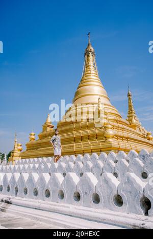 Temple de Kuthodaw dans la ville de Mandalay en Birmanie Banque D'Images