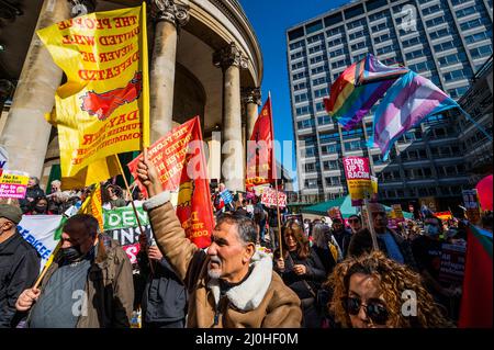 Londres, Royaume-Uni. 19th mars 2022. Les jeunes de Day-Mer et les partisans de la fierté gay se joignent à la manifestation - dans le cadre d'une manifestation nationale une marche contre le racisme à l'occasion de la Journée des Nations Unies contre le racisme 2022. La marche commence en dehors de la BBC sur Langham place et a été organisée par dire non au racisme soutenu par plusieurs syndicats. Crédit : Guy Bell/Alay Live News Banque D'Images