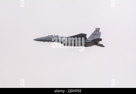 États-Unis Air Force McDonnell-Douglas trois F-15E Strike Eagles volent dans une formation serrée et effectuent des manœuvres alpha élevées. RAF Fairford Banque D'Images