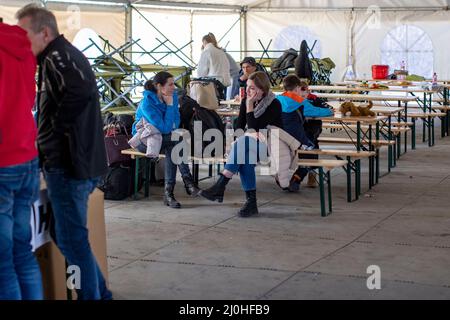 Michalovce, Slovaquie. 19th mars 2022. Les réfugiés d'Ukraine attendent dans des tentes chauffées pour leur voyage ultérieur, ayant précédemment enregistré leurs données personnelles dans le plus grand centre d'enregistrement de Slovénie. Credit: Christoph Reichwein/dpa/Alay Live News Banque D'Images