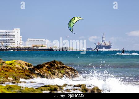 Kitesurfer sur la mer bleue à El Medano, Tenerife, Iles Canaries, Espagne Banque D'Images