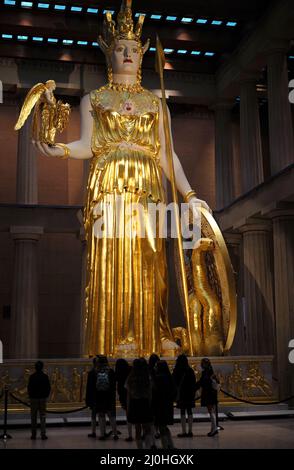 Statue d'Athena Parthenos de 42 mètres de haut au Parthenon dans le parc Centennial, Nashville, Tennessee. Banque D'Images