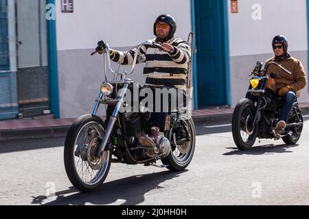 Motard sur une moto de chopper, Harley Davidson traversant San Miguel de Abona, Tenerife, Iles Canaries, Espagne Banque D'Images