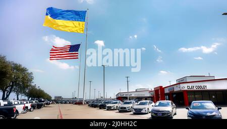 Arlington,Texas- Mars 17,2022 aujourd'hui, je suis allé par Clay Cooley Auto Group sur l'Interstate 20 à Arlington Texas.ils avaient deux très grands américains et Ukrai Banque D'Images