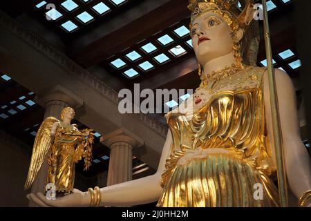 Statue d'Athena Parthenos de 42 mètres de haut au Parthenon dans le parc Centennial, Nashville, Tennessee. Banque D'Images