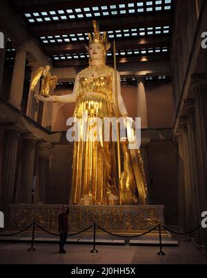 Statue d'Athena Parthenos de 42 mètres de haut au Parthenon dans le parc Centennial, Nashville, Tennessee. Banque D'Images