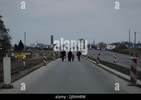 Medyca, Pologne. 05 mars 2022. Les familles qui reçoivent les premiers soins immédiatement après avoir traversé la frontière à Medyca, en Pologne, le 3 mars 2022. Les réfugiés de la crise ukrainienne atteignent la frontière polonaise de Medyca. Banque D'Images