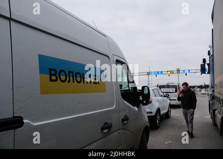 Medyca, Pologne. 05 mars 2022. Les familles qui reçoivent les premiers soins immédiatement après avoir traversé la frontière à Medyca, en Pologne, le 3 mars 2022. Les réfugiés de la crise ukrainienne atteignent la frontière polonaise de Medyca. Banque D'Images