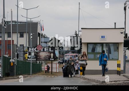 Medyca, Pologne. 05 mars 2022. Les familles qui reçoivent les premiers soins immédiatement après avoir traversé la frontière à Medyca, en Pologne, le 3 mars 2022. Les réfugiés de la crise ukrainienne atteignent la frontière polonaise de Medyca. Banque D'Images