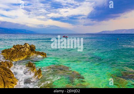 Magnifique plage turquoise et rocheuse et promenade Novi Vinodolski Croatie. Banque D'Images