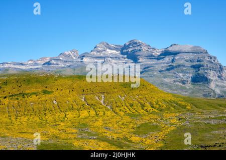 Vue de Pico Mondoto à la chaîne de Monte Perdido dans les Pyrénées, en Espagne Banque D'Images