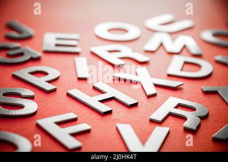 Photos en gros plan avec plusieurs lettres.Arrière-plan rouge Banque D'Images