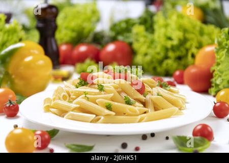 Assiette de pâtes italiennes, penne rigate avec tomates et basilic Banque D'Images