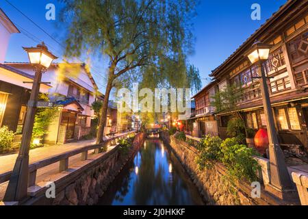 Shimoda, Japon sur le canal de Perry Road la nuit. Banque D'Images