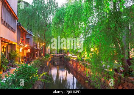 Shimoda, Japon sur le canal de Perry Road la nuit. Banque D'Images