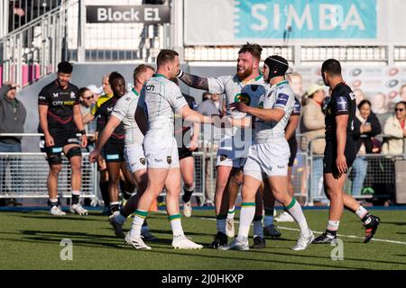 Londres, Royaume-Uni. 19th mars 2022. Tom James #9 de Northampton Saints célèbre une tentative avec ses coéquipiers à Londres, Royaume-Uni, le 3/19/2022. (Photo de Richard Washbrooke/News Images/Sipa USA) crédit: SIPA USA/Alay Live News Banque D'Images