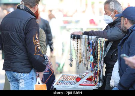 Hanovre, Allemagne. 12th mars 2022. Un homme d'affaires de rue vendant des bijoux dans la rue à Hanovre, en Allemagne. (Photo de Tubal Sapkota/Pacific Press) crédit: Pacific Press Media production Corp./Alay Live News Banque D'Images
