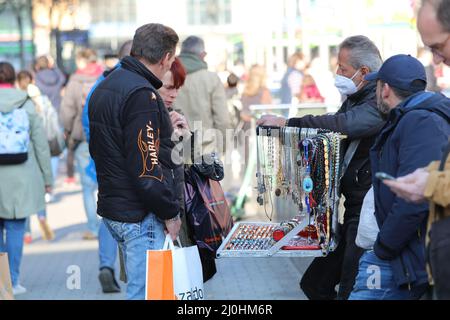 Hanovre, Allemagne. 12th mars 2022. Un homme d'affaires de rue vendant des bijoux dans la rue à Hanovre, en Allemagne. (Photo de Tubal Sapkota/Pacific Press) crédit: Pacific Press Media production Corp./Alay Live News Banque D'Images