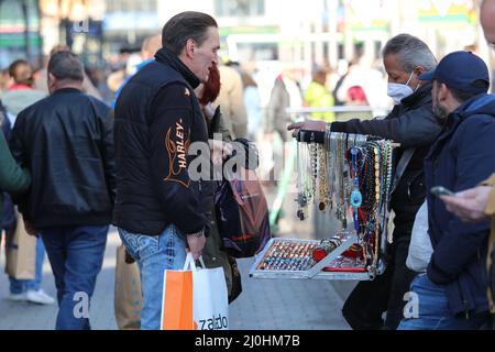 Hanovre, Allemagne. 12th mars 2022. Un homme d'affaires de rue vendant des bijoux dans la rue à Hanovre, en Allemagne. (Photo de Tubal Sapkota/Pacific Press) crédit: Pacific Press Media production Corp./Alay Live News Banque D'Images