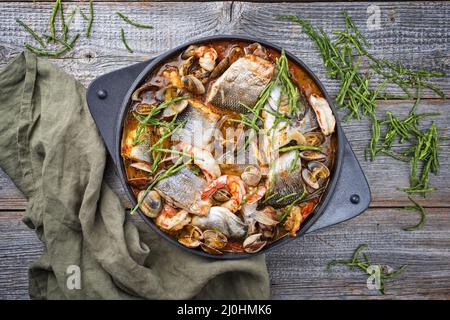 Style moderne traditionnel espagnol fruits de mer zarzuela de pescado avec poisson Banque D'Images