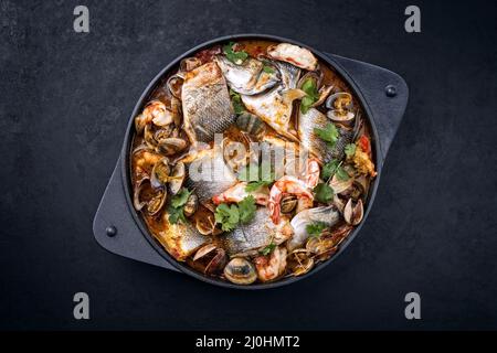 Style moderne traditionnel espagnol fruits de mer zarzuela de pescado avec poisson Banque D'Images