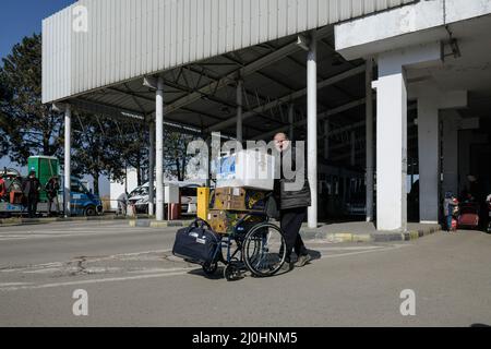 19 mars 2022, Siret, Roumanie : un homme adulte traverse le point frontalier de Siret avec les effets qu'il a pu récupérer avant de quitter l'Ukraine. Environ 3 mille personnes arrivent quotidiennement à Siret, en Roumanie, pour se réfugier contre la violence causée par la guerre entre la Russie et l'Ukraine. Dans cette ville frontalière, un couloir d'aide humanitaire a été organisé entre diverses organisations civiles et étatiques. Les personnes qui fuient l'Ukraine sont principalement des femmes, des enfants et des adultes plus âgés. Lorsqu'ils franchissent la frontière, les gens reçoivent de l'aide médicale, psychologique, alimentaire, de transport et d'hébergement. Merci à l'aide des bénévoles Banque D'Images