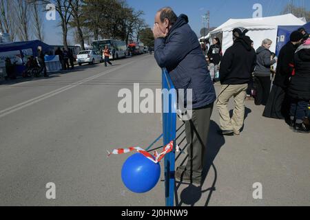 19 mars 2022, Siret, Roumanie : un homme tient son visage comme un signe de fatigue à la frontière entre la Roumanie et l'Ukraine. Environ 3 mille personnes arrivent quotidiennement à Siret, en Roumanie, pour se réfugier contre la violence causée par la guerre entre la Russie et l'Ukraine. Dans cette ville frontalière, un couloir d'aide humanitaire a été organisé entre diverses organisations civiles et étatiques. Les personnes qui fuient l'Ukraine sont principalement des femmes, des enfants et des adultes plus âgés. Lorsqu'ils franchissent la frontière, les gens reçoivent de l'aide médicale, psychologique, alimentaire, de transport et d'hébergement. Grâce à l'aide des bénévoles, ces gens le peuvent Banque D'Images