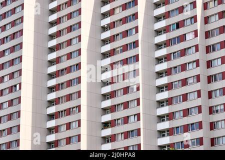 Immeuble d'appartements typique dans l'ancienne partie orientale de Berlin, en Allemagne Banque D'Images