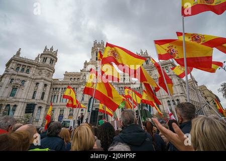 Le Secrétaire général de l'Union Solidaridad Rodrigo Alonso, prononce un discours tandis que les manifestants écoutent lors d'une manifestation nationale. Le parti d'extrême-droite espagnol Vox a organisé une protestation contre la hausse des prix, devant l'hôtel de ville de Madrid, depuis la fin de l'année dernière, le mécontentement social a augmenté en Espagne au sujet de l'inflation annuelle galopante, qui a grimpé à 7,6 pour cent en février, son niveau le plus élevé depuis 35 ans. La crise a incité l'UGT et le COO, les deux plus grands syndicats d'Espagne, à appeler à une grève nationale le 23 mars, tandis que l'extrême-droite Vox a exhorté les gens à se joindre aux manifestations nationales. (PH Banque D'Images