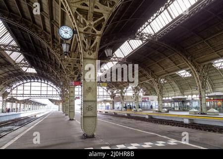 Saint-Pétersbourg, Russie - 27 mars 2021 : gare de Vitebsky. Décoration intérieure et plate-forme principale. Bu historique Banque D'Images