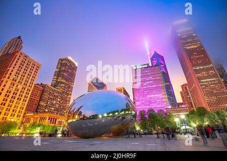 CHICAGO - ILLINOIS: 12 mai 2018: Les touristes visitent Cloud Gate à Millennium Park dans la soirée. Banque D'Images