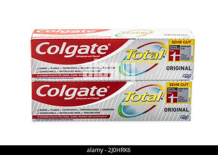 HUETTENBERG, ALLEMAGNE - 11 FÉVRIER 2022 : dentifrice Colgate, Advanced sensation White, isolé sur blanc. Colgate est une marque de dentifrice produit Banque D'Images