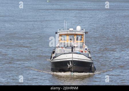 Bonnes attentes péniche naviguant sur la Tamise à Londres, Angleterre, Royaume-Uni Banque D'Images