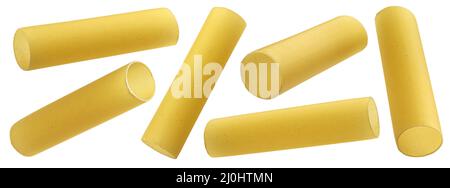 Tubes de pâtes cannelloni isolés sur fond blanc Banque D'Images