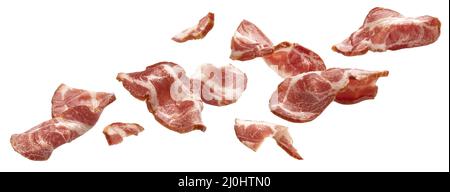 Tranches de bacon isolées sur fond blanc, bandes de jambon tombant Banque D'Images