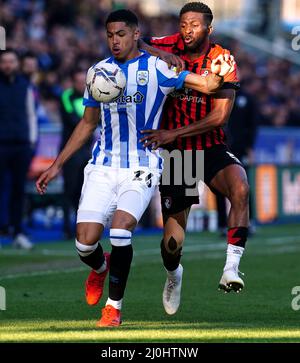 Levi Colwill de Huddersfield Town (à gauche) et Jefferson Lerma de Bournemouth pour le match de championnat Sky Bet au stade John Smith, Huddersfield. Date de la photo: Samedi 19 mars 2022. Banque D'Images