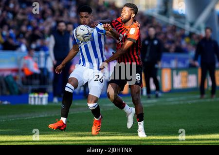 Levi Colwill de Huddersfield Town (à gauche) et Jefferson Lerma de Bournemouth pour le match de championnat Sky Bet au stade John Smith, Huddersfield. Date de la photo: Samedi 19 mars 2022. Banque D'Images