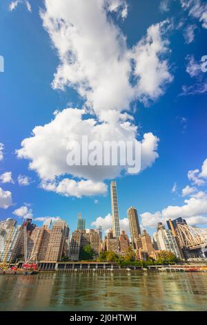 De gros nuages flottent au-dessus du gratte-ciel Midtown Manhattan au-delà de l'East River depuis Roosevelt Island le 2021 novembre New York City NY USA. Banque D'Images