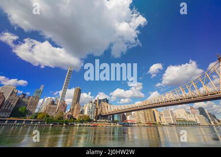 De gros nuages flottent au-dessus du gratte-ciel Midtown Manhattan au-delà de l'East River depuis Roosevelt Island le 2021 novembre New York City NY USA. Banque D'Images