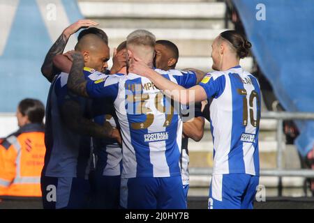 Wigan, Royaume-Uni. 19th mars 2022. Josh Magennis de Wigan Athletic (l) célèbre avec ses coéquipiers après avoir obtenu le score 1st de ses équipes. EFL Skybet football League One Match, Wigan Athletic v Morecambe FC à Wigan, Lancs, le samedi 19th mars 2022. Cette image ne peut être utilisée qu'à des fins éditoriales. Utilisation éditoriale uniquement, licence requise pour une utilisation commerciale. Aucune utilisation dans les Paris, les jeux ou les publications d'un seul club/ligue/joueur. photo par Chris Stading/Andrew Orchard sports Photography/Alamy Live News crédit: Andrew Orchard sports Photography/Alamy Live News Banque D'Images