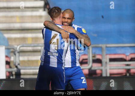 Wigan, Royaume-Uni. 19th mars 2022. Josh Magennis de Wigan Athletic (r) célèbre avec son coéquipier Tom Naylor après avoir obtenu le score de 1st pour ses équipes. EFL Skybet football League One Match, Wigan Athletic v Morecambe FC à Wigan, Lancs, le samedi 19th mars 2022. Cette image ne peut être utilisée qu'à des fins éditoriales. Utilisation éditoriale uniquement, licence requise pour une utilisation commerciale. Aucune utilisation dans les Paris, les jeux ou les publications d'un seul club/ligue/joueur. photo par Chris Stading/Andrew Orchard sports Photography/Alamy Live News crédit: Andrew Orchard sports Photography/Alamy Live News Banque D'Images