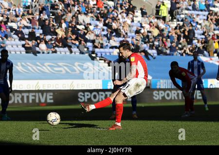 Wigan, Royaume-Uni. 19th mars 2022. Dylan Connolly, de Morecambe, marque le but de ses équipes à 1st de la zone de pénalité. EFL Skybet football League One Match, Wigan Athletic v Morecambe FC à Wigan, Lancs, le samedi 19th mars 2022. Cette image ne peut être utilisée qu'à des fins éditoriales. Utilisation éditoriale uniquement, licence requise pour une utilisation commerciale. Aucune utilisation dans les Paris, les jeux ou les publications d'un seul club/ligue/joueur. photo par Chris Stading/Andrew Orchard sports Photography/Alamy Live News crédit: Andrew Orchard sports Photography/Alamy Live News Banque D'Images