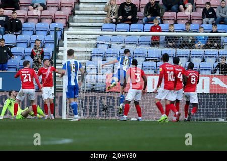 Wigan, Royaume-Uni. 19th mars 2022. Will Keane, de Wigan Athletic (10), marque le but de ses équipes en 3rd. EFL Skybet football League One Match, Wigan Athletic v Morecambe FC à Wigan, Lancs, le samedi 19th mars 2022. Cette image ne peut être utilisée qu'à des fins éditoriales. Utilisation éditoriale uniquement, licence requise pour une utilisation commerciale. Aucune utilisation dans les Paris, les jeux ou les publications d'un seul club/ligue/joueur. photo par Chris Stading/Andrew Orchard sports Photography/Alamy Live News crédit: Andrew Orchard sports Photography/Alamy Live News Banque D'Images