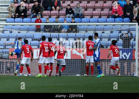 Wigan, Royaume-Uni. 19th mars 2022. Will Keane, de Wigan Athletic (10), marque le but de ses équipes en 3rd. EFL Skybet football League One Match, Wigan Athletic v Morecambe FC à Wigan, Lancs, le samedi 19th mars 2022. Cette image ne peut être utilisée qu'à des fins éditoriales. Utilisation éditoriale uniquement, licence requise pour une utilisation commerciale. Aucune utilisation dans les Paris, les jeux ou les publications d'un seul club/ligue/joueur. photo par Chris Stading/Andrew Orchard sports Photography/Alamy Live News crédit: Andrew Orchard sports Photography/Alamy Live News Banque D'Images